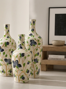 Vase en céramique blanc minimaliste moderne avec dessin noir artistique - Vase à fleurs en poterie écologique fait main - Commande en gros - Product Image 3