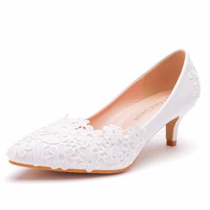 2024 grande <span class=keywords><strong>taille</strong></span> 43 <span class=keywords><strong>blanc</strong></span> dentelle mariée pompes à la main femmes chaussures de mariage avec 5cm pointu talons fins été Styles de mariée - Product Image 5