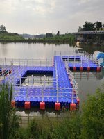 Pont flottant en HDPE pour quai de bateau et plateforme aquatique, pontons durables en polyéthylène pour quai lelongé sur le bord du lac ou en bordure de rivière