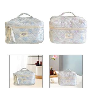 Borsa trapuntata per il trucco floreale pieghevole in PVC custodia per articoli da toeletta cosmetici da viaggio per uso bagno o regali per amici - Product Image 2