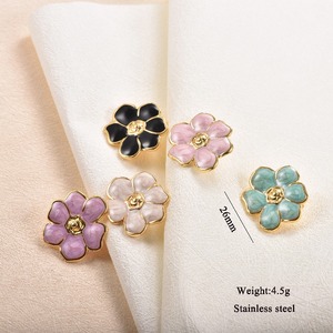 Boucles <span class=keywords><strong>d</strong></span>'oreilles en émail multicolores, clous en forme de camélia avec bordure dorée, bijoux hypoallergéniques pour femmes - Product Image 6
