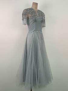 فساتين نسائية طويلة بخصر ضيق بتصميم فيتنامي رفيع ومطّزة بشكل أنيق - Product Image 6