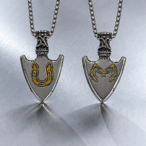 Yunnique Collar con colgante de escudo de acero inoxidable con incrustaciones de herradura dorada, joyería de moda unisex - Product Image 3