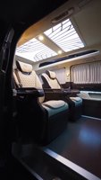 Kits de modification intérieure pour les MPVs, les fourgonnettes et les camping-cars : sièges relevables, panneaux muraux, éclairages plafonniers et canapés-lits.
