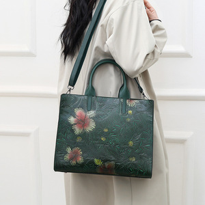 Nuevo estilo de moda con patrón en relieve para mujer, a la moda PU bolso de cuero, bolsos de mano grandes con flores en la parte delantera del bolso - Product Image 3
