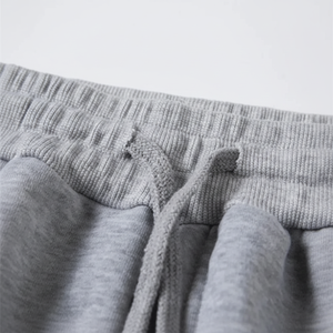 กางเกงวอร์มผู้ชายสีเทา ทำจากผ้าขนสัตว์ เป็นมิตรกับสิ่งแวดล้อม ระบายอากาศได้ดี สไตล์ลำลอง สีพื้น มีกระเป๋า เหมาะสำหรับเล่นกีฬา ใส่ลำลองในฤดูหนาว วิ่งออกกำลังกาย และกิจกรรมกลางแจ้ง - Product Image 1