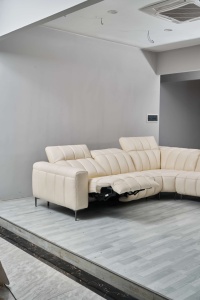 Cómodo Sofá Reclinable Moderno de Tres Plazas con Estructura Metálica y Diseño Ergonómico para Sala de Estar - Product Image 3