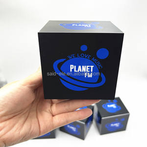 Drapeau de microphone radio cube blanc imprimé sur mesure avec logo Shur E SM 7B, drapeau de microphone avec nom de marque - Product Image 5