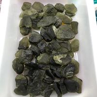Pendentif en verre de Moldavite en vrac pour la fabrication de colliers, vente en gros