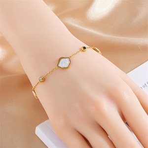 Esta pulsera de acero inoxidable chapada en oro, compuesta de múltiples elementos de moda europea y americana, es una versión elegante. - Product Image 4