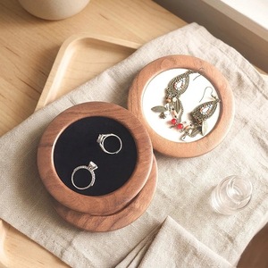 Bandeja redonda de madera de nogal para joyería con inserto blanco y negro para exhibir pendientes y anillos, accesorios de fotografía - Product Image 4