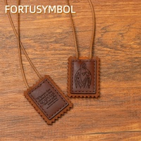 FORTUSYMBOL Collier pendentif scapulaire chrétien personnalisé en cuir PU avec image et lettre sur mesure Unisexe