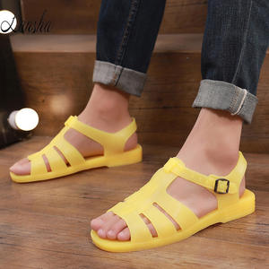 Taglie forti <span class=keywords><strong>sandali</strong></span> romani per uomo <span class=keywords><strong>donna</strong></span> in plastica PVC giallo gelatina <span class=keywords><strong>sandali</strong></span> con fibbia alla caviglia <span class=keywords><strong>sandali</strong></span> piatti da spiaggia - Product Image 2