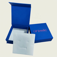 Boîte cadeau en carton rigide personnalisée avec logo en relief 9*9*3cm, insert en éponge et fermeture magnétique pour bijoux en perles