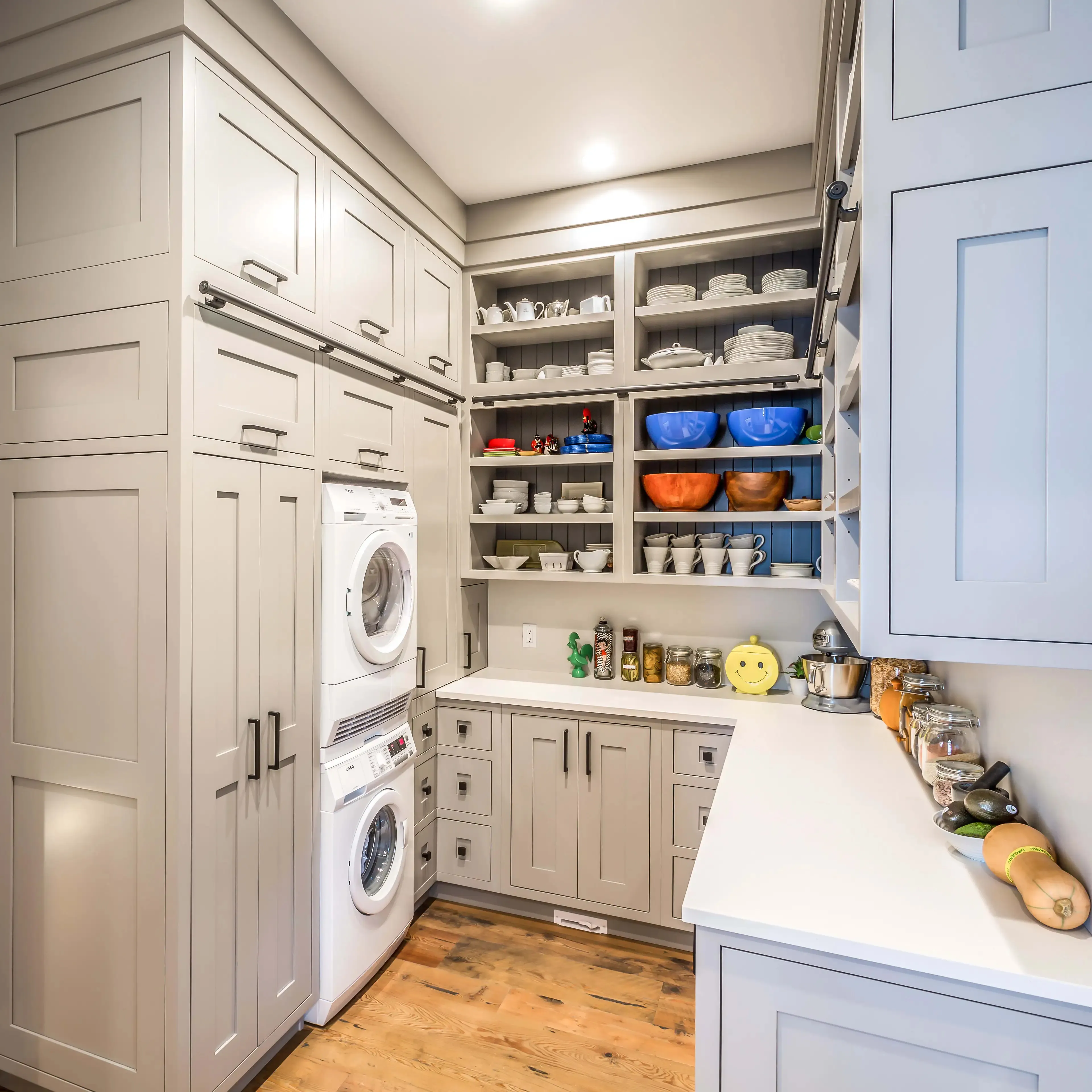 Кухонный шкаф с большой кладовой для хранения