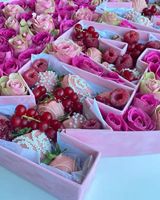 Coffret Cadeau Fête des Mères MAMA en Forme de Lettre avec Fleurs et Fraises pour Maman, Idéal pour les Fleurs