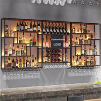 Armoire à vin de luxe moderne en métal doré avec design écologique pour bar à domicile et salle à manger