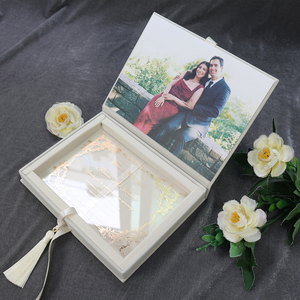 Boîtes d'<span class=keywords><strong>invitation</strong></span> de mariage de luxe en velours blanc faites à la main <span class=keywords><strong>avec</strong></span> monogramme, feuille d'or acrylique et <span class=keywords><strong>photo</strong></span> douce pour événement de mariage - Product Image 6