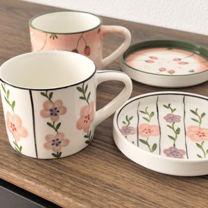 Set Tazza e Piattino in Ceramica da 270ml Dipinto a Mano con Motivi di Fragole e Fiori, Tazza da Caffè in Stile Pastorale Fresco per Tè del Pomeriggio - Product Image 5