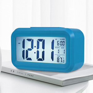 Horloge numérique LED multifonctionnelle carrée en plastique moderne avec affichage de la température et de l'humidité, alimentation USB, commande acoustique, pour bureau et cuisine - Product Image 3