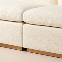 Canapé modulaire 3 places en tissu bouclé avec coussins crème et dossier bas, sectionnel avec base en bois pour salon