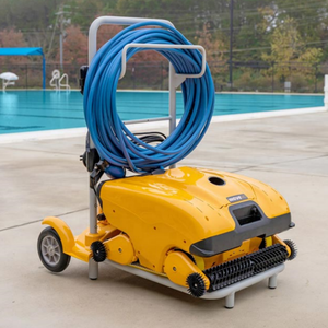 Pack complet d'entretien de piscine comprenant un nettoyeur robotisé, des outils manuels et un guide d'entretien - Product Image 1