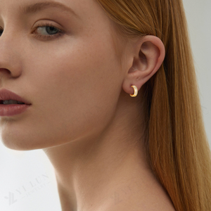 YILUN Boucles d'oreilles Huggie en nacre et CZ plaquées or 18 carats modernes de haute qualité Boucles d'oreilles de luxe en argent sterling 925 pour femmes - Product Image 4