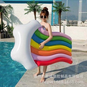 Matelas gonflable arc-en-ciel 160x90cm en PVC pour adultes, avec design ondulé, pour piscine - Product Image 1