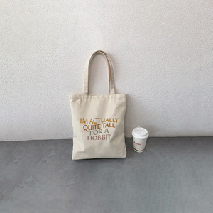 Sac fourre-tout personnalisé en toile avec motif « Je suis en fait assez grand pour un Hobbit » – Sac à bandoulière personnalisé pour le voyage, sac de shopping pour femme - Product Image 6