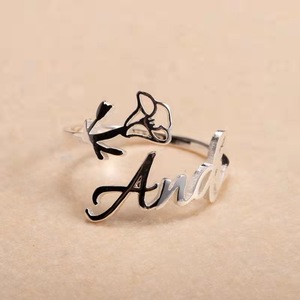 Anillo de Acero Inoxidable Chapado en Oro Rosa Qiuhan, Personalizado con Nombre y Flor de Cumpleaños, con Caja - Product Image 5