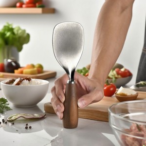 Cuchara para arroz de acero de titanio con mango de madera de acacia, cuchara ligera para servir, para uso doméstico - Product Image 3