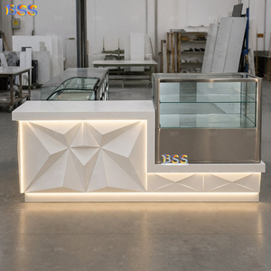 Barra Personalizada para <span class=keywords><strong>Centro</strong></span> de Entretenimiento Familiar, Elegante y Moderna Barra de Corian Blanco Glaciar para Café, Té y Aperitivos con Exhibidor de Pasteles - Product Image 6