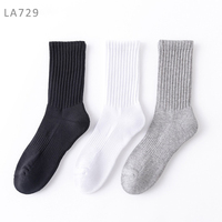 Chaussettes de sport amusantes en jacquard de coton et polyester, blanches et noires unies, tricotées, de marque Cmax Designer, pour la vente en gros, chaussettes mi-mollet et socquettes.