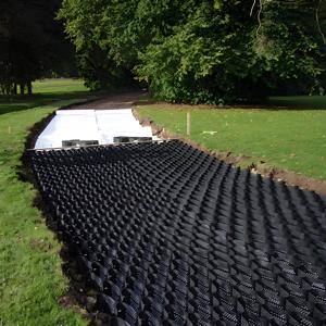 Nehir kıyısı yol yataklarının toprak konsolidasyonu ve eğim koruması için 50 milimetrelik jeohücreler kullanılır. - Product Image 1