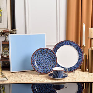 Juego de 4 Platos de Porcelana con Patrón Estereoscópico Nórdico Más Vendido - Product Image 2