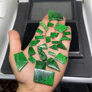 Maw Sit Gemstone Cabujones con espalda plana Tamaño libre Forma mixta Verde Maw Sit Cabujones sueltos - Product Image 1