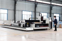 Machine de découpe laser à fibre CNC 4 axes DF4015GL 6000W pour tôles et tubes métalliques, système de contrôle Cypcut pour tête de découpe Yaskawa