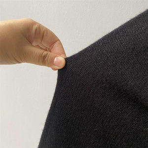 سويتر منسوج بياقة سلحفاة ربيعية مع أساور فرو قابلة للإزالة للبيع بالجملة سترات نسائية مخصصة بمقاسات كبيرة - Product Image 3