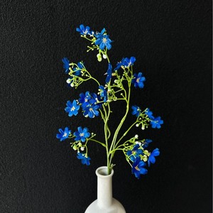 Un bouquet en tissu de soie de petites fleurs sauvages avec un motif floral naturel parfait pour les arrangements de salon et de jardin - Product Image 3