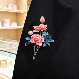 เข็มกลัดเคลือบลายดอกโบตั๋นสุดหรู ขายส่ง ป้ายดอกไม้สีชมพูสีฟ้าแบบกำหนดเอง สำหรับเสื้อผ้า หมวก สูท กระเป๋า เครื่องประดับ - Product Image 4