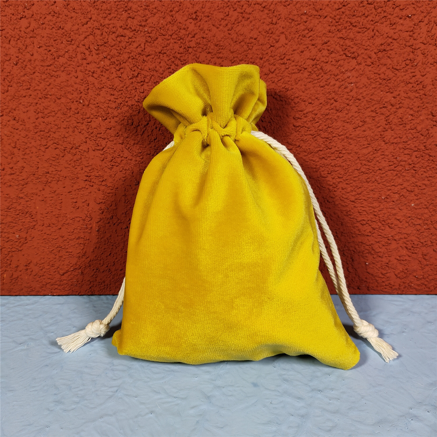 Jaune émaillé