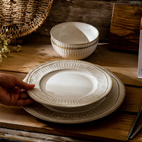 Assiettes en céramique rétro gaufrées, résistantes au micro-ondes, forme irrégulière, design côtelé pour steaks et plats de pâtes - Design élégant