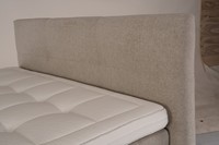 Solution de chambre intégrée : Lit rembourré personnalisable avec matelas/surmatelas assortis, tables de chevet, bancs de rangement et canapés