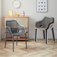 Chaises en plastique de salle à manger en plein air de haute qualité style minimaliste moderne accoudoirs de conception empilables à dossier creux restaurants