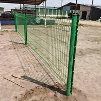 Zwaarbelastbaar modern gebogen driehoekig draadhekwerk gegalvaniseerd ijzeren frame PVC-coating duurzaam 3D geweven gelast gaas voor commercieel gebruik
