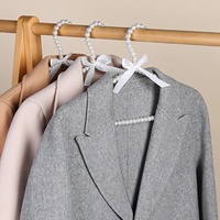 Kunststoff-Perlenbügel, schöne weiße/rosa Kleiderbügel für Mäntel, Hosen, Hochzeitskleider, mit Schleife und Perlen, für Zuhause und Geschäft, Kleiderständer