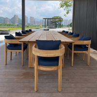 Ensemble de table à manger en teck d'extérieur avec fauteuils en bois massif et coussins bleu marine pour hôtels, stations balnéaires, restaurants, jardin, patio, meubles d'extérieur