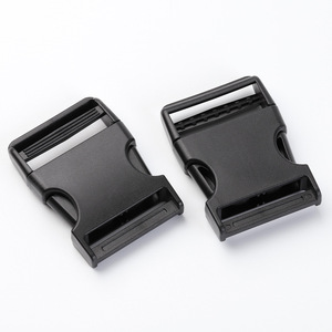 Boucle à dégagement latéral 38 mm en plastique noir durable, accessoire pour sacs à dos - Product Image 3