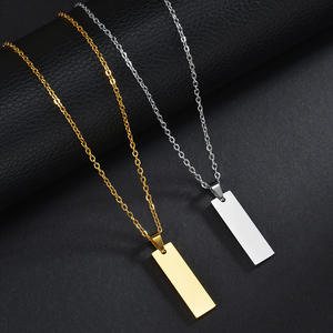 Collar de acero inoxidable con letra grabada personalizada, cadena cubana de estilo simple, colgante cuadrado, Collar chapado en oro para parejas - Product Image 3