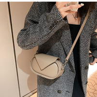 Femmes High Sense Solid Color Shoulder Crossbody Bags Vintage Trendy Oval Messenger Bag Triangle Flap Purses and Handbags
